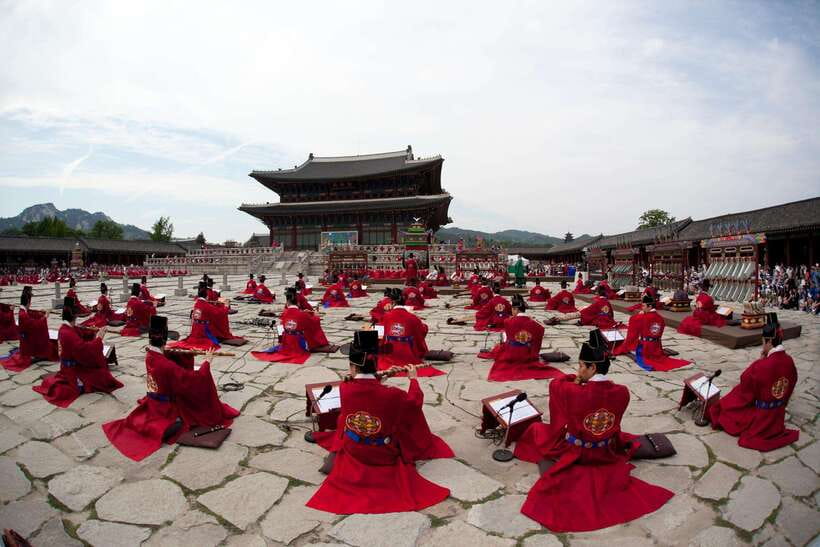 Seoul: Full-Day Royal Palaces Private Tour - Cheongwadae (Blue House) photo stop: quick, iconic, and straightforward