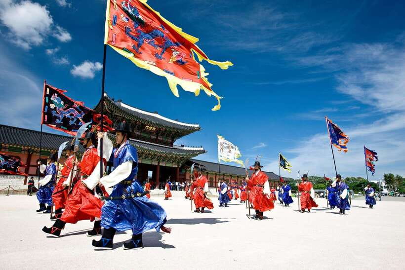 Seoul: Full-Day Royal Palaces Private Tour - Hotel pickup and the private minivan ride, so you start relaxed
