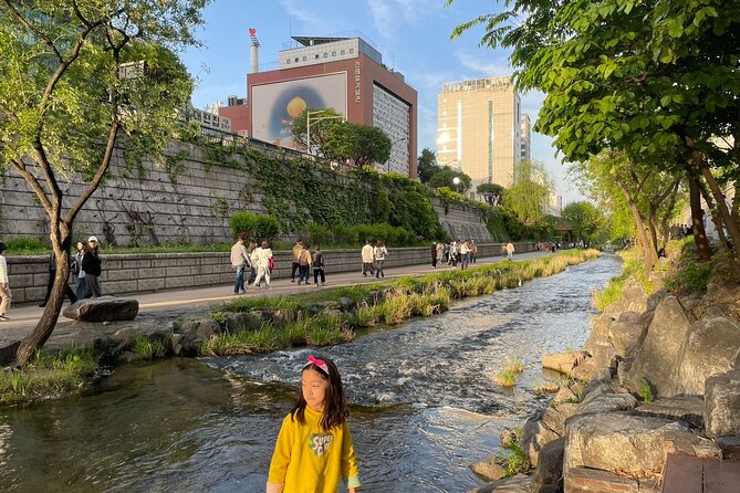 Seoul Fun Food Tour: 12 different food tastings - Stop 2, Cheonggyecheon Stream: a short reset with photo-friendly moments