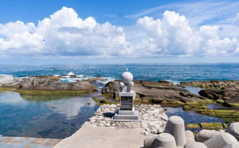 Seoul: Gangneung BTS K-Pop & K-Drama Filming Locations Tour - Adeul Rock Park: rock look-alikes shaped by wind and waves