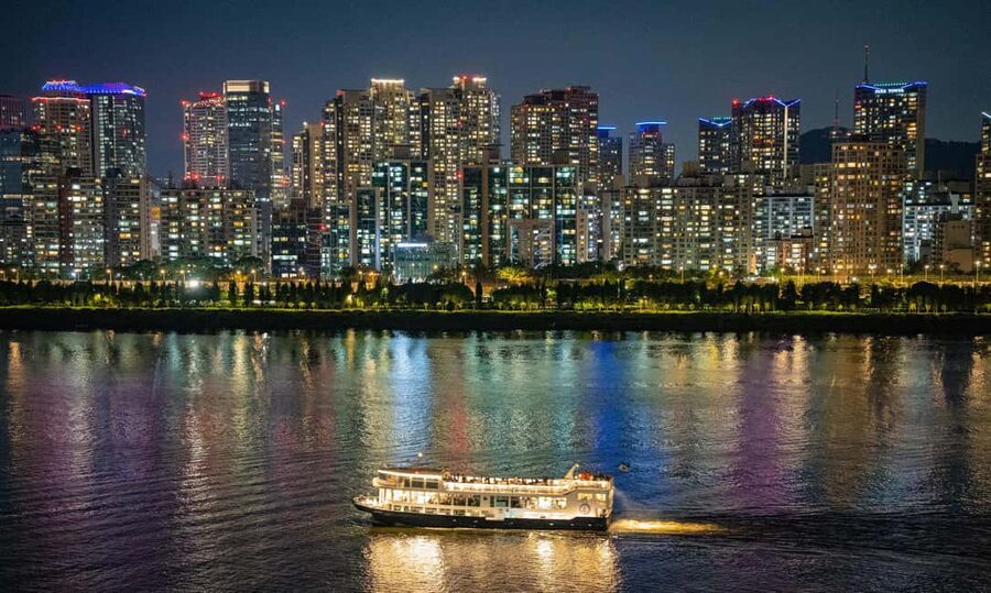 Seoul: Han River Guided Night Cruise and Hangang Park Picnic - Meeting at Yeouinaru Station and heading to Yeouido Hangang Park
