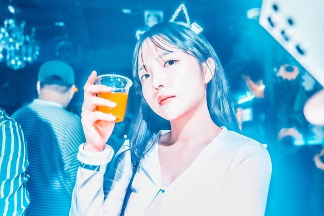 Seoul: LGBTQ+ Pub Crawl and Drag Show with Local Drag Queen - Social Haven for about 1 hour: mixing, chatting, and staying on schedule