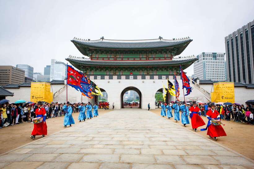 Seoul: Max Out Must Visit City Highlights Panoramic Day Tour - Cheonggye Plaza and Gwanghwamun Square, the center of postcard Seoul