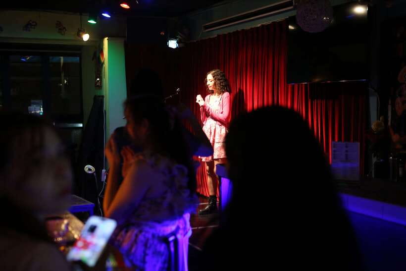 Seoul’s Stars: Open Mic with Local & International Talent - Food and drink specials that make it feel like a night out, not a classroom