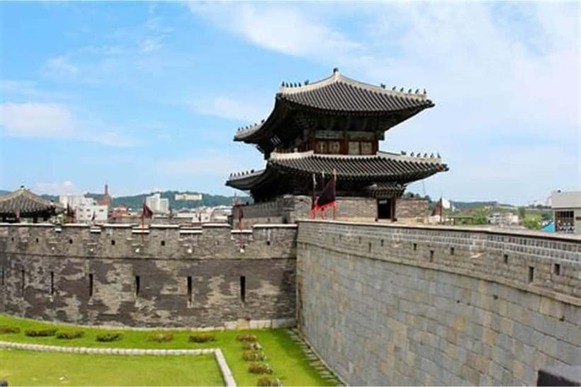 Seoul: Suwon Hwaseong, Folk Village, & Starfield Library - Hwaseong Haenggung: royal residence vibes plus live shows
