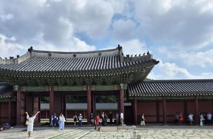 Seoul: UNESCO Palace and Street Foods Guided Tour - A 4-hour Seoul blend of Changdeokgung, Changgyeonggung, and Gwangjang Market