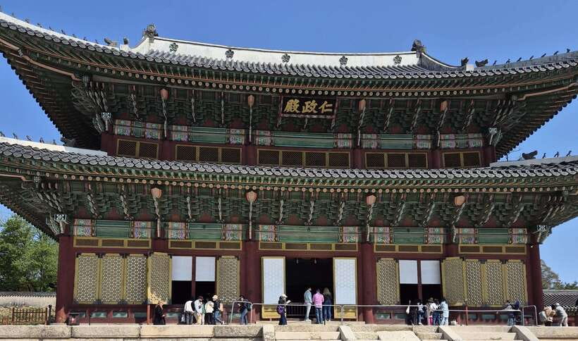 Seoul: UNESCO Palace and Street Foods Guided Tour - Changdeokgung palace walk: UNESCO architecture plus photo stops