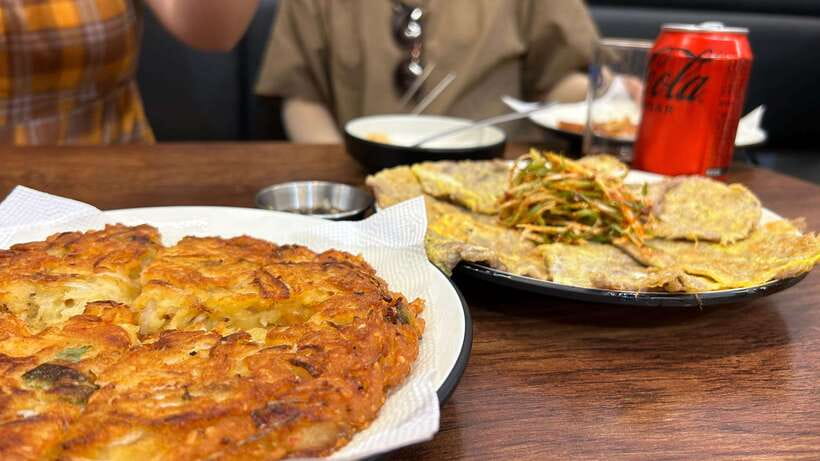 Seoul: UNESCO Palace and Street Foods Guided Tour - Changgyeonggung palace visit: quicker royal stories