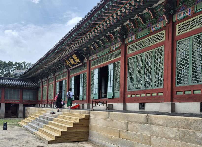 Seoul: UNESCO Palace and Street Foods Guided Tour - Who this tour suits, and who should skip it