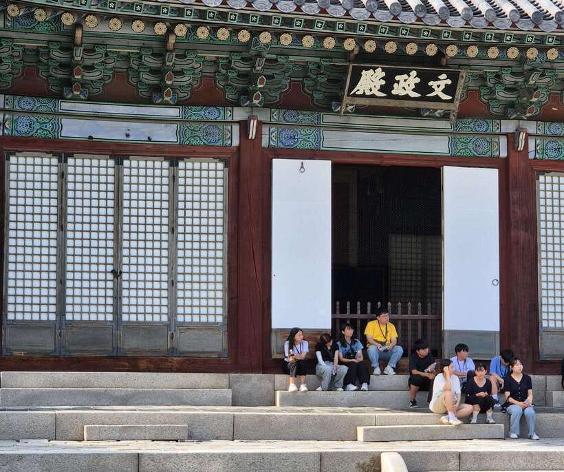 Seoul: UNESCO Palace and Street Foods Guided Tour - Should you book the Seoul Palace and Street Foods tour?