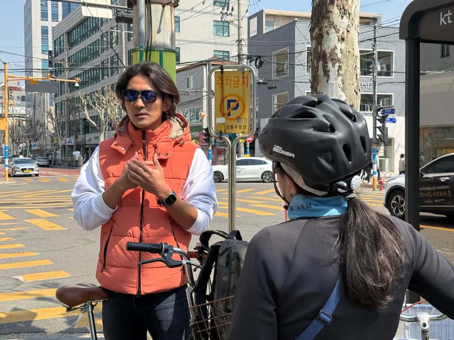 Seoul: Urban Nature Bike Tour along Han River - The bikes and gear: 7-speed comfort, rain coats, and what to bring