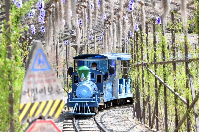 Seoul Vicinity 5 in 1: Nami Island, Garden of Morning Calm & More - Stop 3: Italia Village (Pinocchio and Da Vinci), a short stop with big name branding