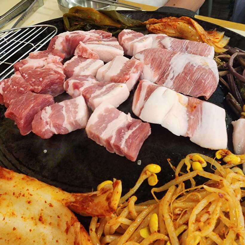 Seoul: Wine & Korean BBQ, Perfect Pairing Dinner in Sinchon - Social dining with the right kind of group energy