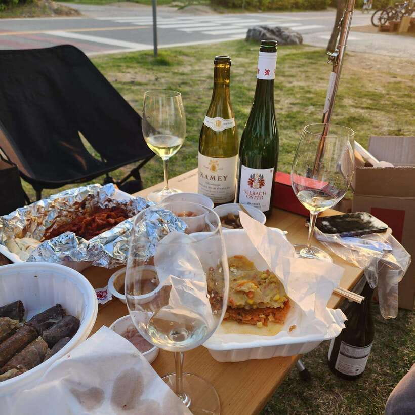 Seoul: Wine & Korean BBQ, Perfect Pairing Dinner in Sinchon - The mini tour of Sinchon: getting your bearings without overdoing it