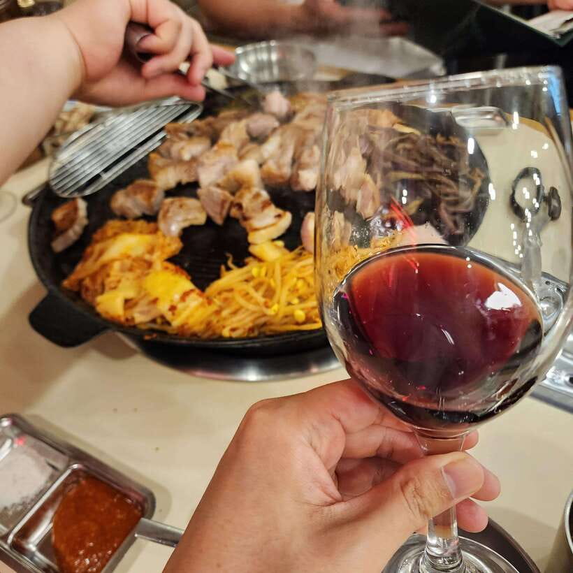 Seoul: Wine & Korean BBQ, Perfect Pairing Dinner in Sinchon - Dinner setup: the restaurant changes with group size
