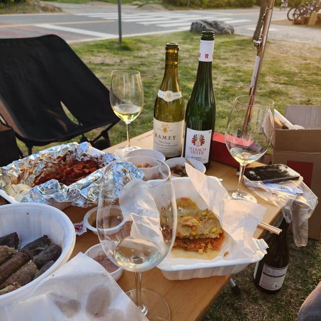 Seoul: Wine & Korean BBQ, Perfect Pairing Dinner in Sinchon - Learning Korean drinking manners you can use right away