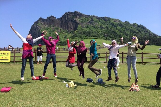 Small group Private Taxi Tour DAY experience in Jeju island - Markets: Dongmun Traditional Market and Seogwipo Olle Market for snacks and local color