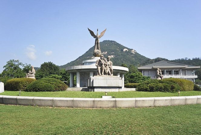Small-Group Seoul Tour with Gyeongbokgung Palace (hotel pick-up) - Cheong Wa Dae photo stop and the Blue House you can see, not enter
