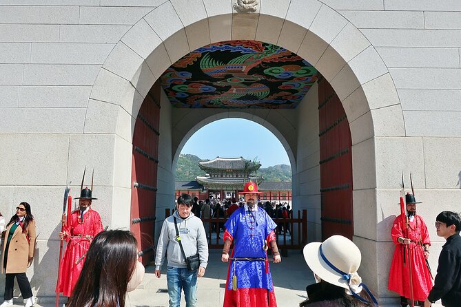 Small-Group Seoul Tour with Gyeongbokgung Palace (hotel pick-up) - Gyeongbokgung Palace: seeing royal life, not just buildings