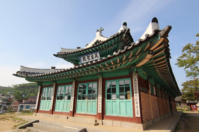 Street photoshoot and Seoul Hidden gem History Walking Tour - Pace, group size, and logistics that affect your comfort